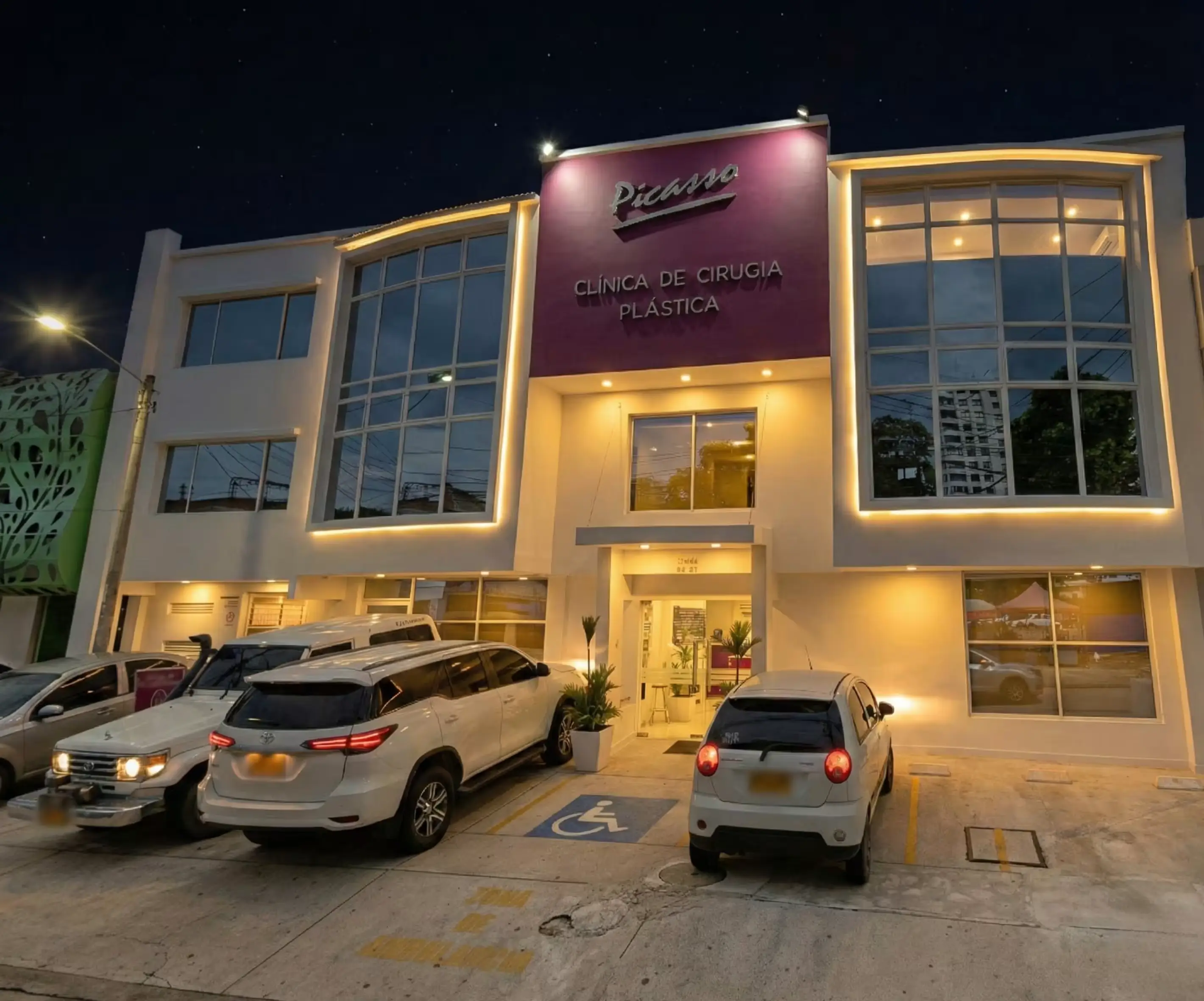 Paciente internacional planeando su viaje médico a Colombia